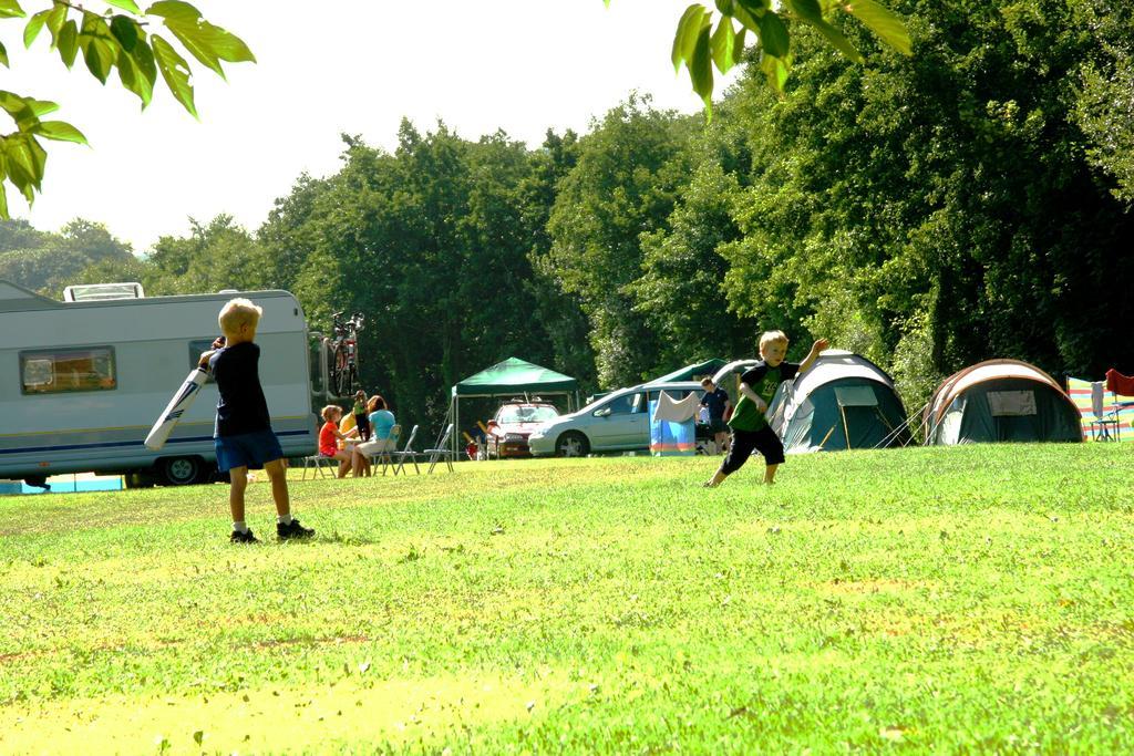 Hele Valley Holiday Park อิลฟราคูมบ์ ภายนอก รูปภาพ